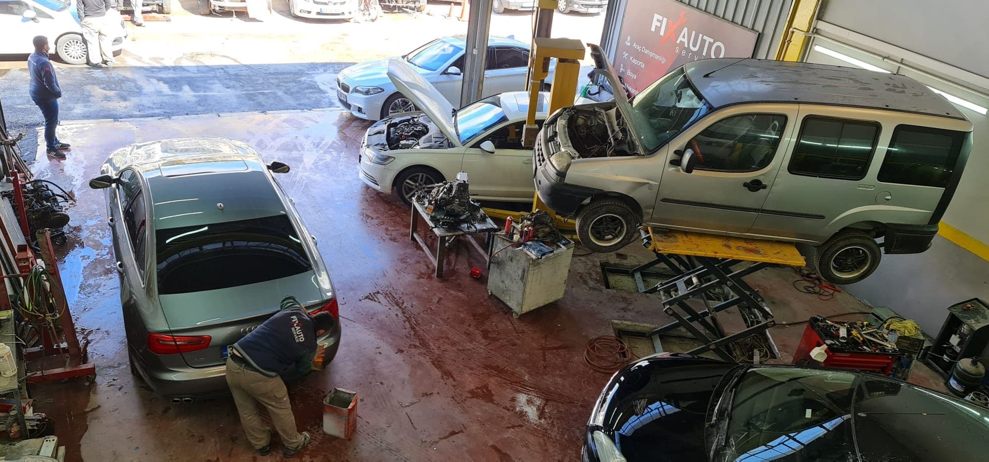 Fix Auto Çiğli servis alanında onarım bekleyen araçlar ve çalışan ekip